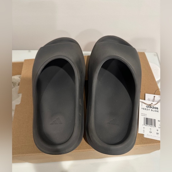 Yeezy Slides - Picture 6 of 6